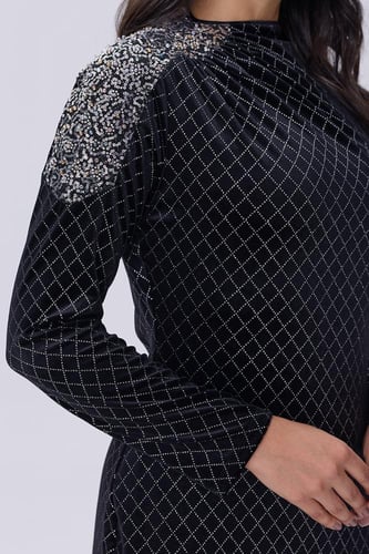 فستان سهرة أسود مخملي بنقشة هندسية لامعة