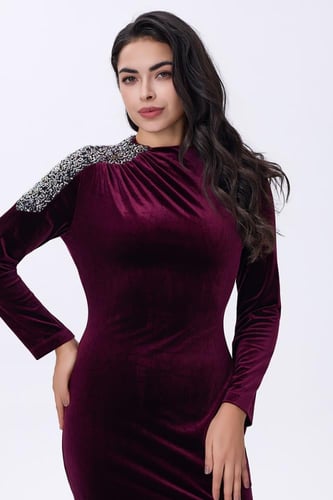 فستان شتوي عنابي مخملي بلمسة لامعة