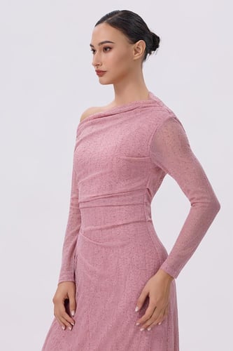 فستان زهري بكتف مكشوف