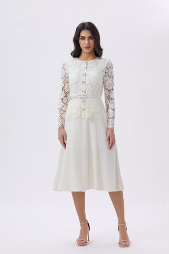 فستان دانتيل أبيض بأزرار أمامية وقصة ناعمة