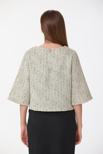 بلوزة توييد مع اكسسوار