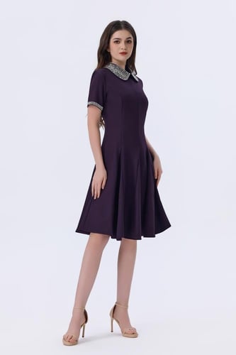 فستان بنفسجي قصير بياقة مزخرفة أنيقة وأكمام قصيرة...