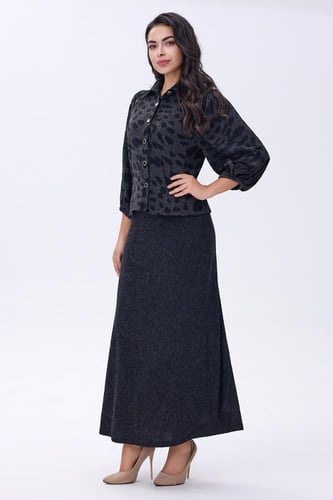 بلوزة رمادية بنقشة فهد وأزرار أمامية