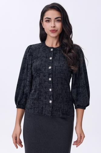 بلوزة مخملية بأزرار لؤلؤية