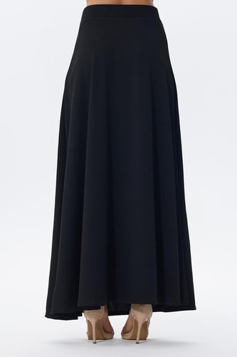 تنورة سوداء واسعة بقصة A