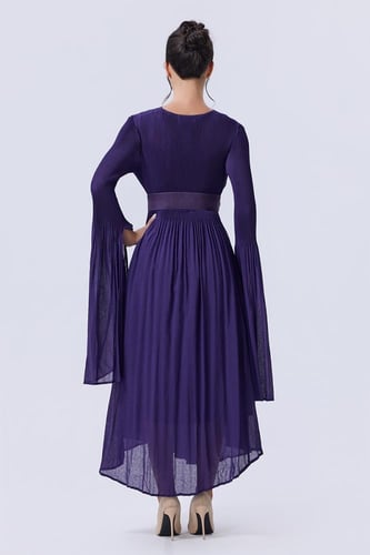 فستان بنفسجي بأكمام كاب واسعة وحزام خصر
