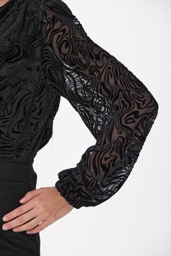 بلوزة درابيه طبع مخمل