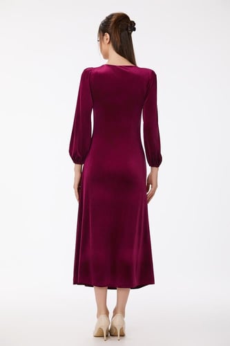 فستان مخمل مع اكسسوار