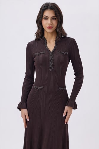 فستان ميدي بني أنيق بتطريز ناعم
