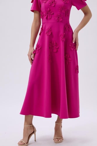 فستان فوشي بتطريز الورد