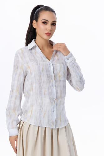 بلوزة بألوان فاتحة ونقشة مموجة