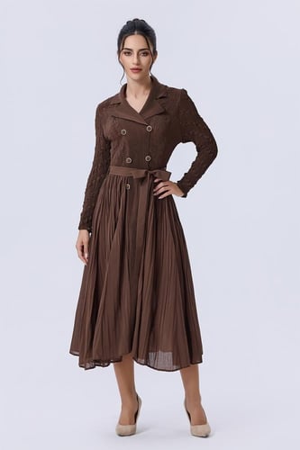 فستان بني أنيق بتصميم معطف وكسرات ناعمة