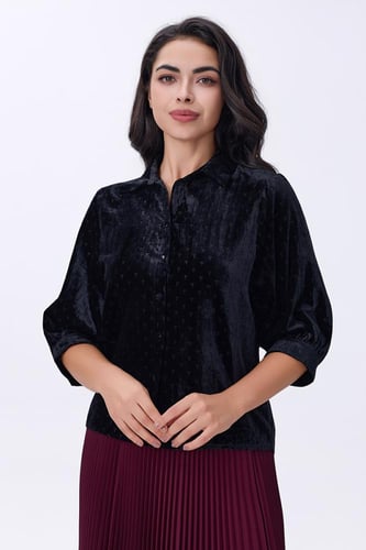 بلوزة مخملية سوداء بأزرار أمامية