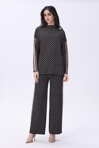 طقم الأسود بنقشة هندسية