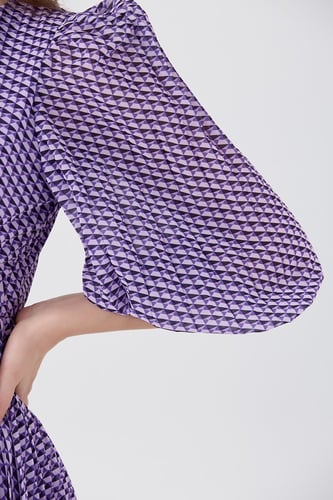 فستان بنفسجي بنقشة هندسية