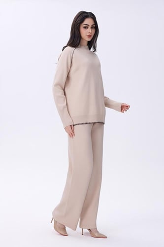 طقم بيج مكون من بلوزة وبنطلون بقصّة مريحة