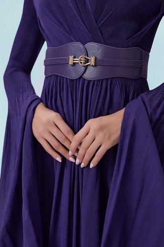 فستان بنفسجي بأكمام كاب واسعة وحزام خصر