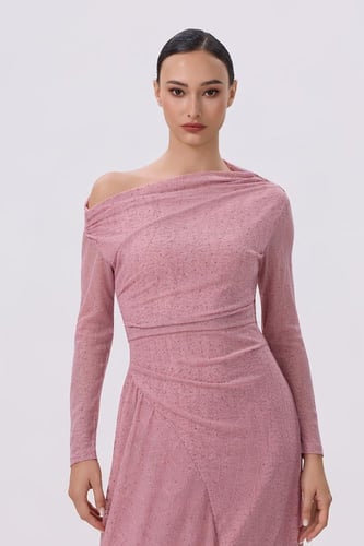 فستان زهري بكتف مكشوف