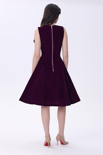 فستان بورغندي مخملي بأزرار ذهبية