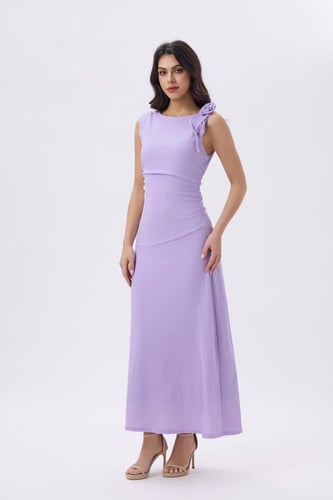 فستان بنفسجي طويل بتفصيل وردة على الكتف