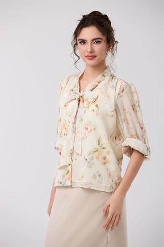 بلوزة شيفون بيج بنقشة الورد