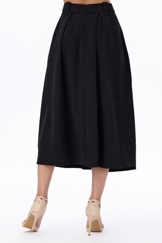 تنورة سوداء واسعة بكسرات