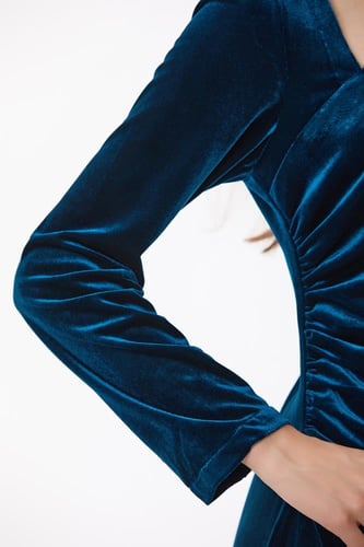 فستان مخمل كلاسيكي