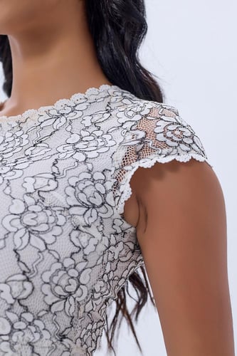 فستان دانتيل كلاسيكي