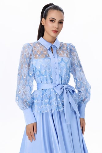 فستان سماوي بتفاصيل دانتيل لامع