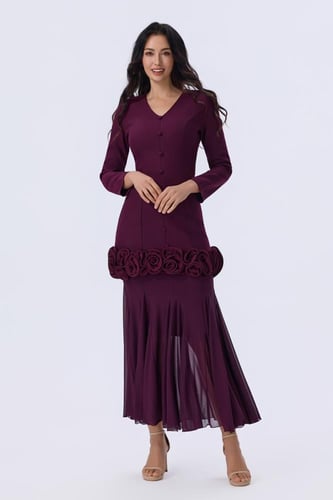 طقم عنابي بتفاصيل ورد ثلاثي الأبعاد