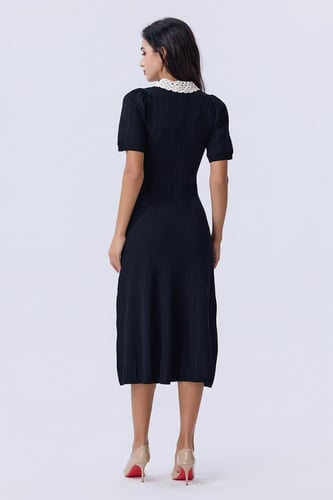 فستان أسود بياقة كروشيه وأزرار أمامية