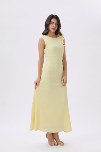 فستان أصفر طويل بتفصيل وردة على الكتف