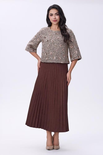 بلوزة بيج بتطريز ناعم ولمسة براقة