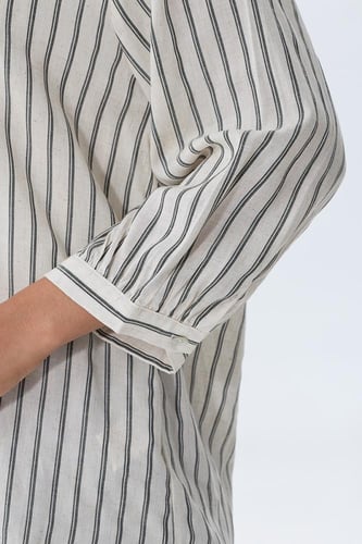 بلوزة مخططة أنيقة بقصة مريحة ولمسة عصرية