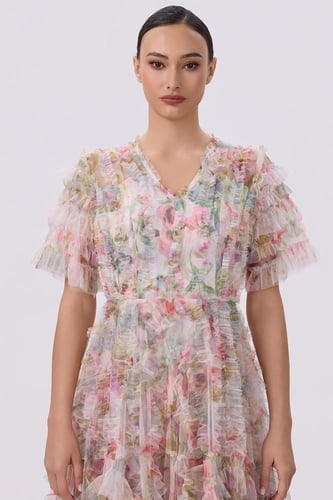 فستان بطبقات التول ونقشة الورد