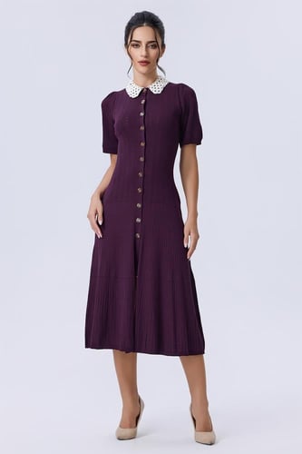 فستان بنفسجي بياقة كروشيه وأزرار أمامية