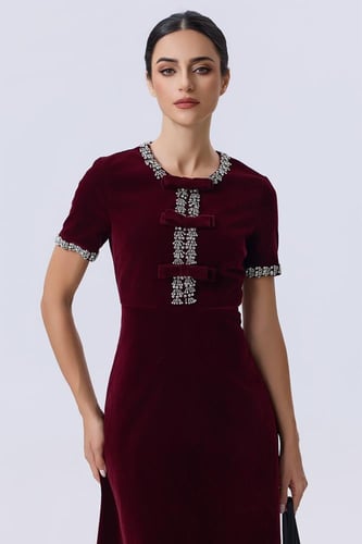 فستان مخملي عنابي بتفاصيل فخمة