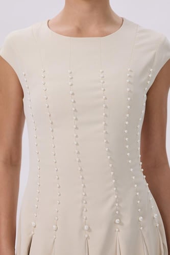 فستان بيج مطرز باللؤلؤ