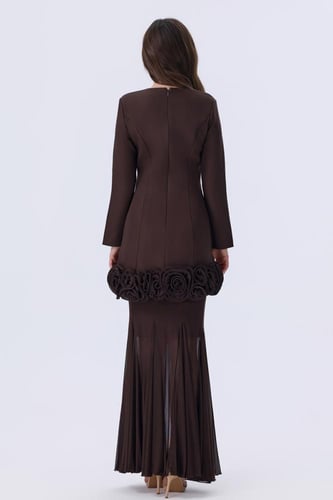 طقم بني بتفاصيل ورد ثلاثي