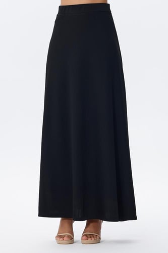 تنورة سوداء واسعة بقصة A