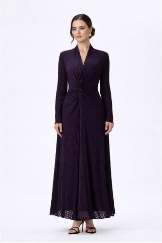 فستان بنفسجي طويل بقصة ملتفة