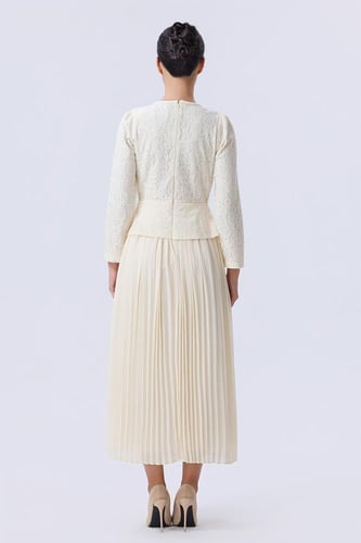 فستان أوف وايت بكسرات ناعمة