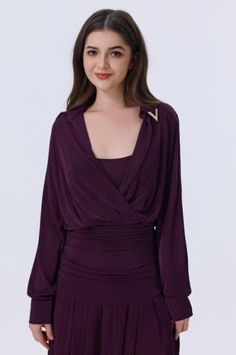 فستان بنفسجي أنيق بياقة مزخرفة ولمسة كلاسيكية راقي...