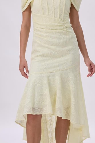 فستان اصفر بطول غير متوازي