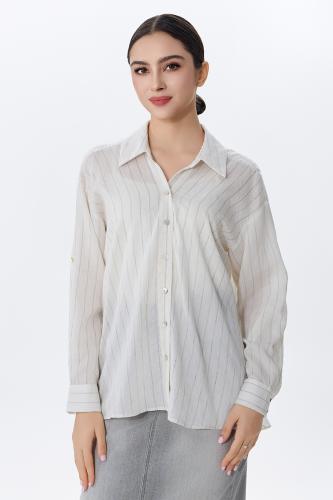 بلوزة بيضاء مقلمة بخطوط رفيعة