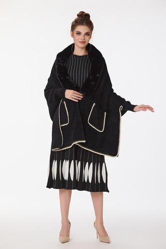 شال أسود مع فرو