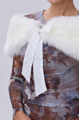 شال ابيض بفرو ناعم وربطة ساتان