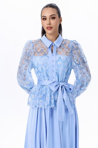 فستان سماوي بتفاصيل دانتيل لامع