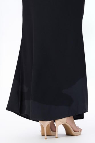 تنورة سوداء ماكسي بقصة ناعمة