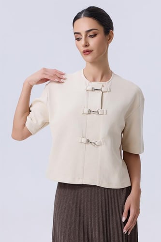 بلوزة أوف وايت بأزرار معدنية أنيقة